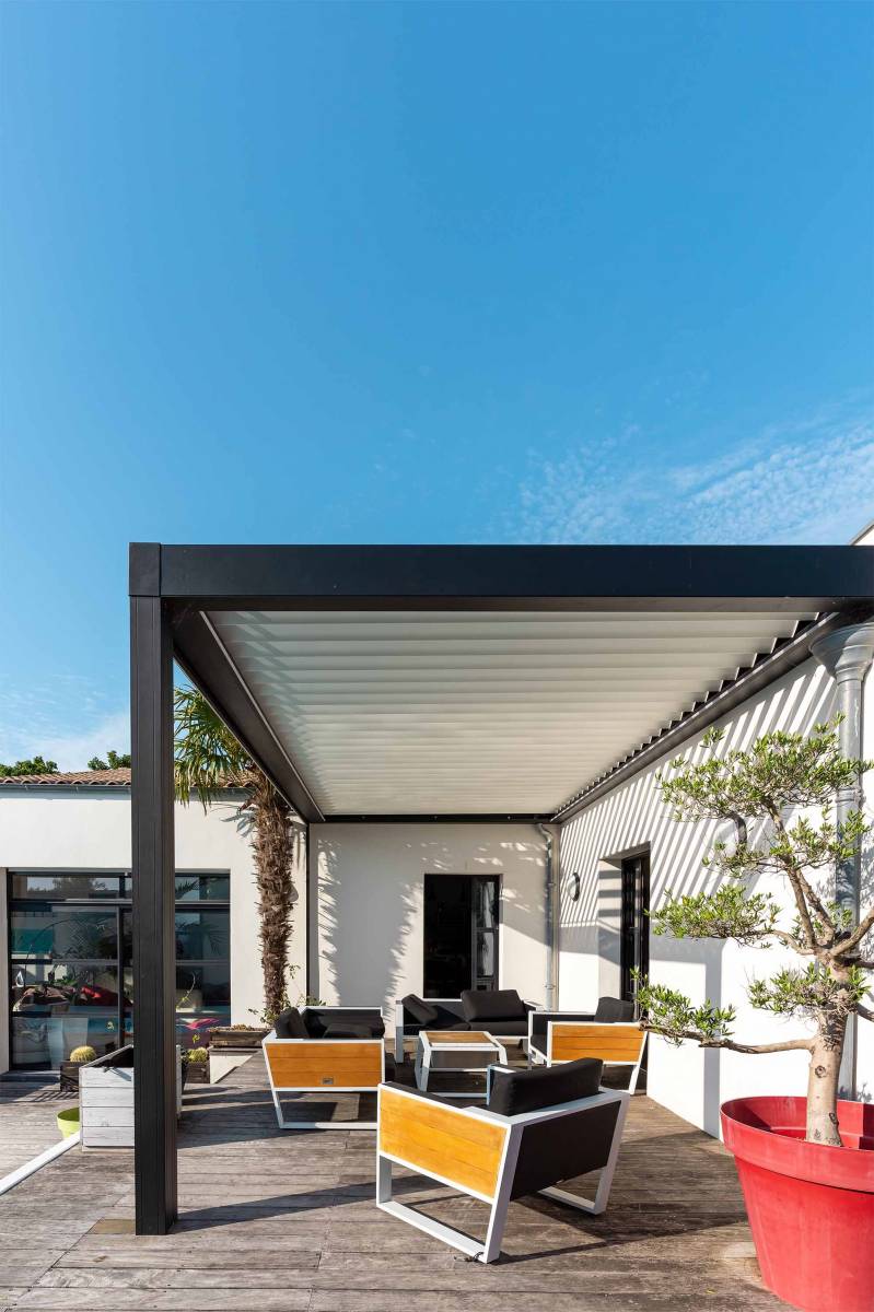 Pose de pergola bioclimatique à Montpellier dans l'Hérault