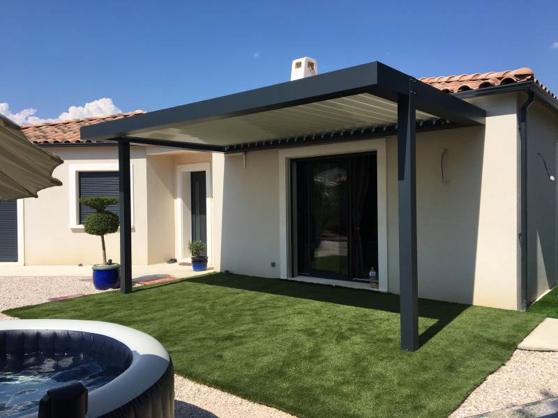 Pose d'une pergola bioclimatique a Saint Anastasie près de Nîmes