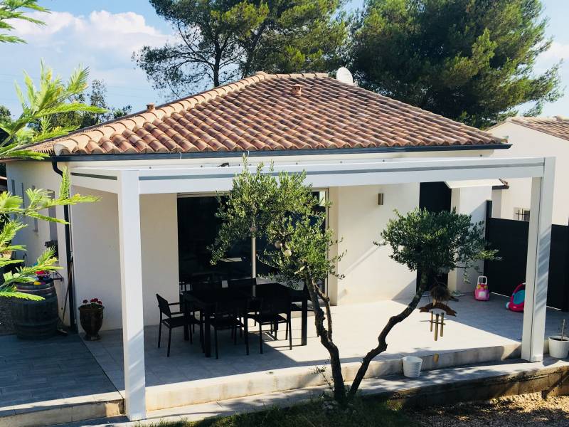 Installation d'une pergola avec store intégré près de Nîmes sur la commune de Sommières