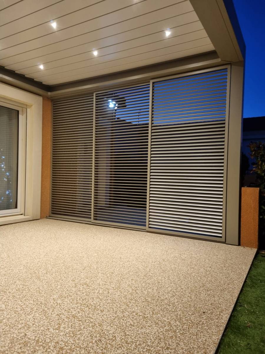 Installation d’une pergola AKENA bioclimatique avec intégration de spots LED et brise‑vue à Quissac proche de Nîmes