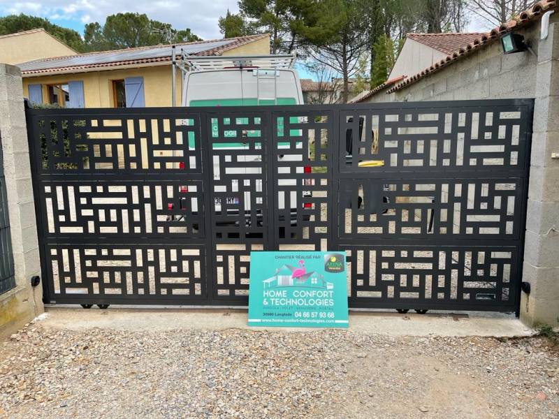 Installation d'un portail avec automatisme en aluminium près de Nîmes sur la commune de Vauvert