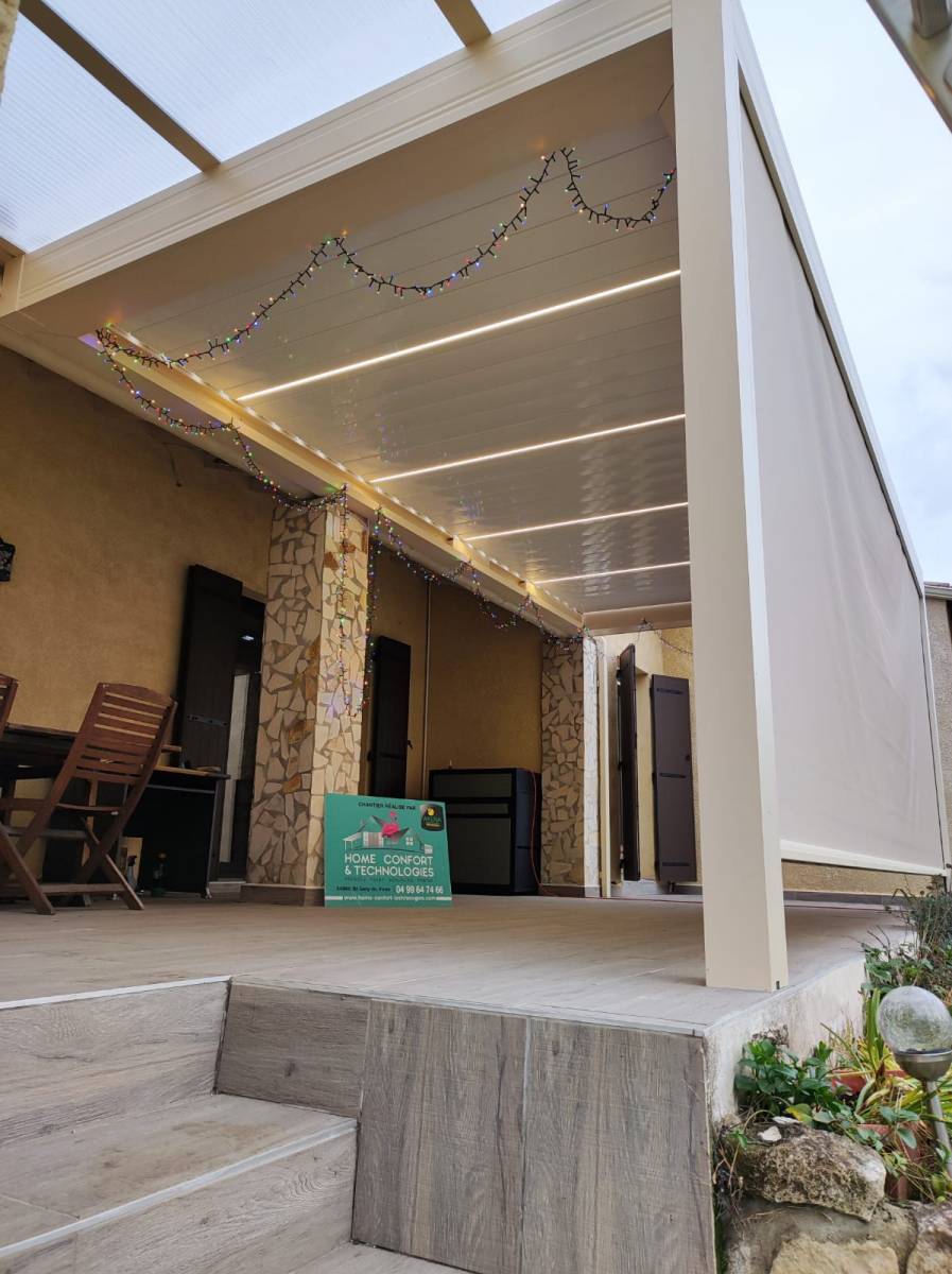 Pergola avec stores beige à Beaucaire dans le Gard proche d'Avignon