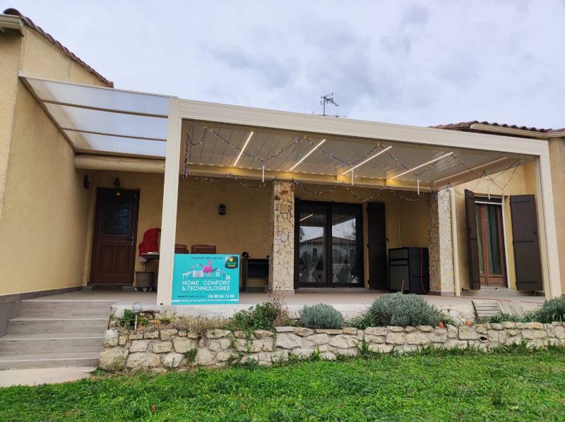 Pergola bioclimatique beige à Beaucaire dans le Gard