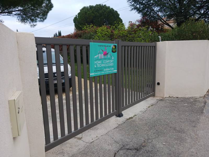 Installation d'un portail en aluminium sur mesure près de Nîmes sur la commune du Cailar
