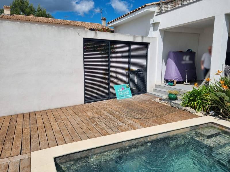 Installation d'un brise-vue en aluminium près de Nîmes sur la commune de Saint-Chaptes