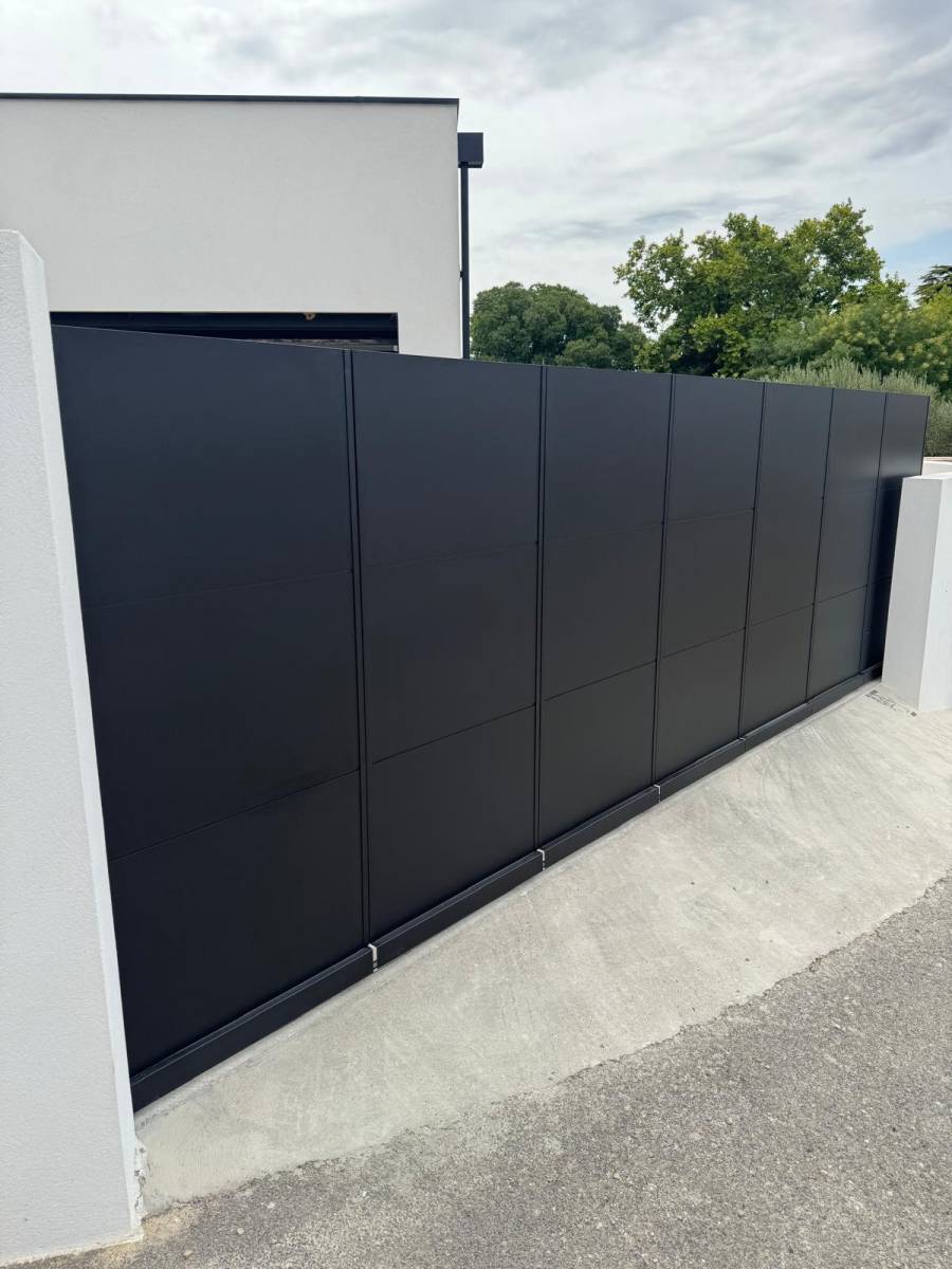 Installation d'un portail coulissant sectionnel près de Nîmes sur la commune de Aubais