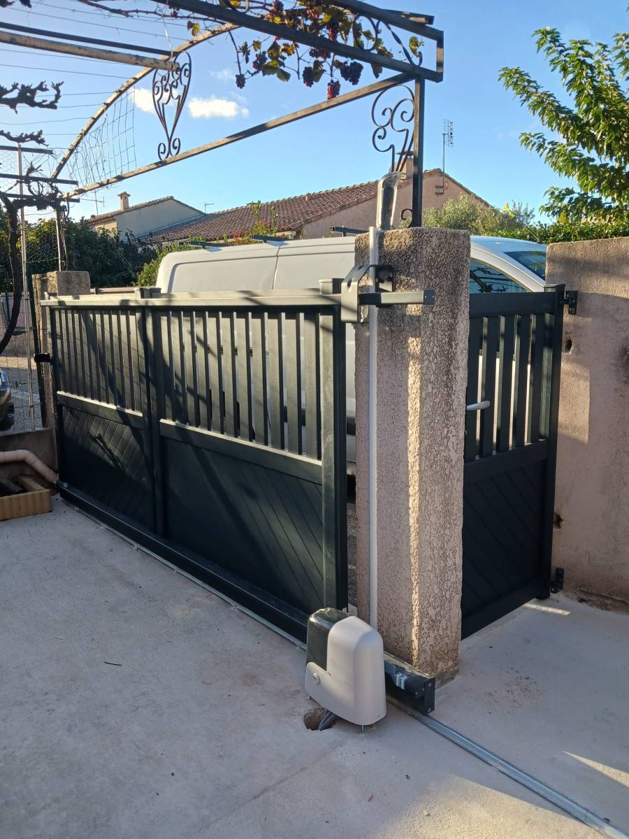 Installation d'un portail et son portillon en aluminium sur-mesure dans la ville de Nîmes