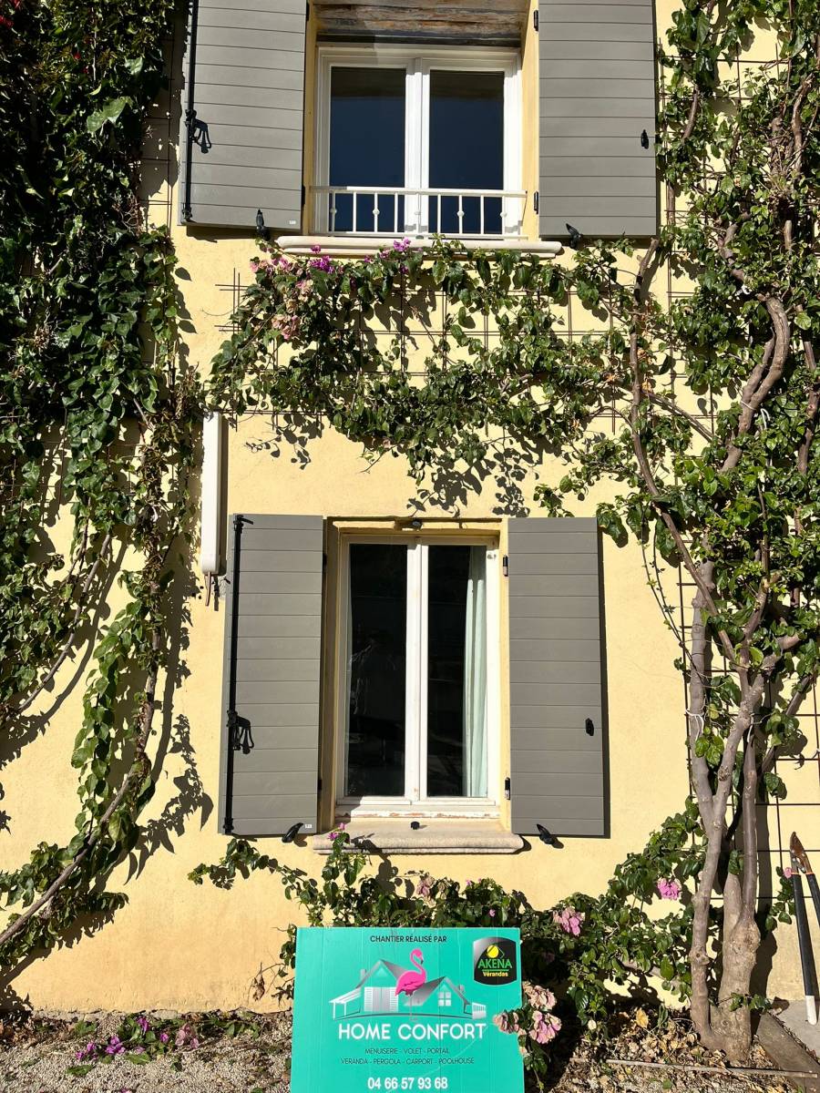 Installation de volets battants en composite style provençal près de Montpellier à Pérols