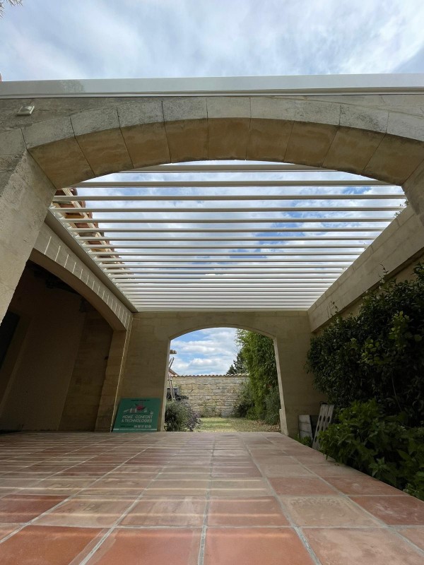 Pergola entre 4 murs à Calvisson dans le Gard proche de Nîmes