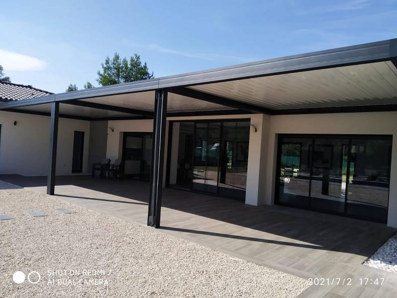 Pergola à Lames orientables blanches à Saint Gely du Fesc près de Montpellier dans l'Hérault